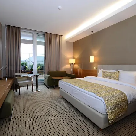 Ramada By Wyndham פודגוריצה