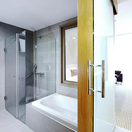 Ramada By Wyndham מלון פודגוריצה