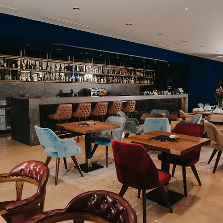 Ramada By Wyndham מלון