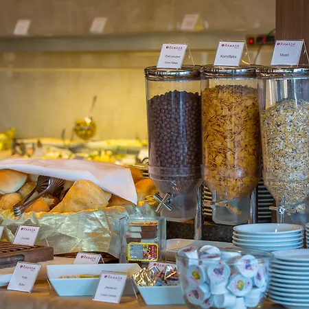 Ramada By Wyndham מלון