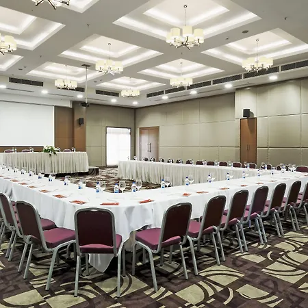 Ramada By Wyndham מלון פודגוריצה