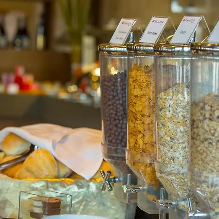 Ramada By Wyndham מלון פודגוריצה